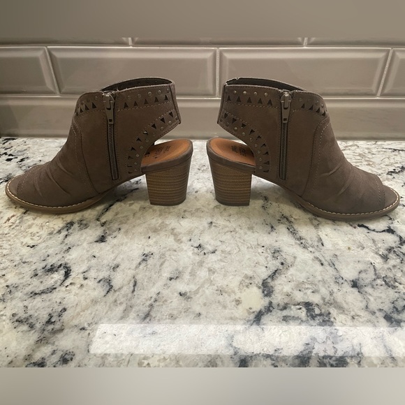 Sonoma Faux suede, zippered ankle boot with stylish cut-out design. Size 6 1/2 - Picture 7 of 11